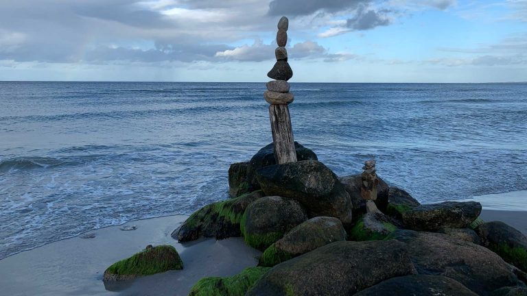 Steinpyramide an der Ostsee