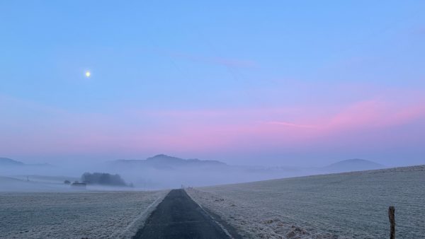 Das Sauerland im früh Nebel beim Sonnenaufgang Fotografin Kerstin Rachfahl