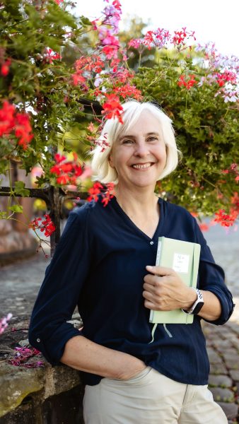 2024 Kerstin Rachfahl mit Notizbuch in der Hand